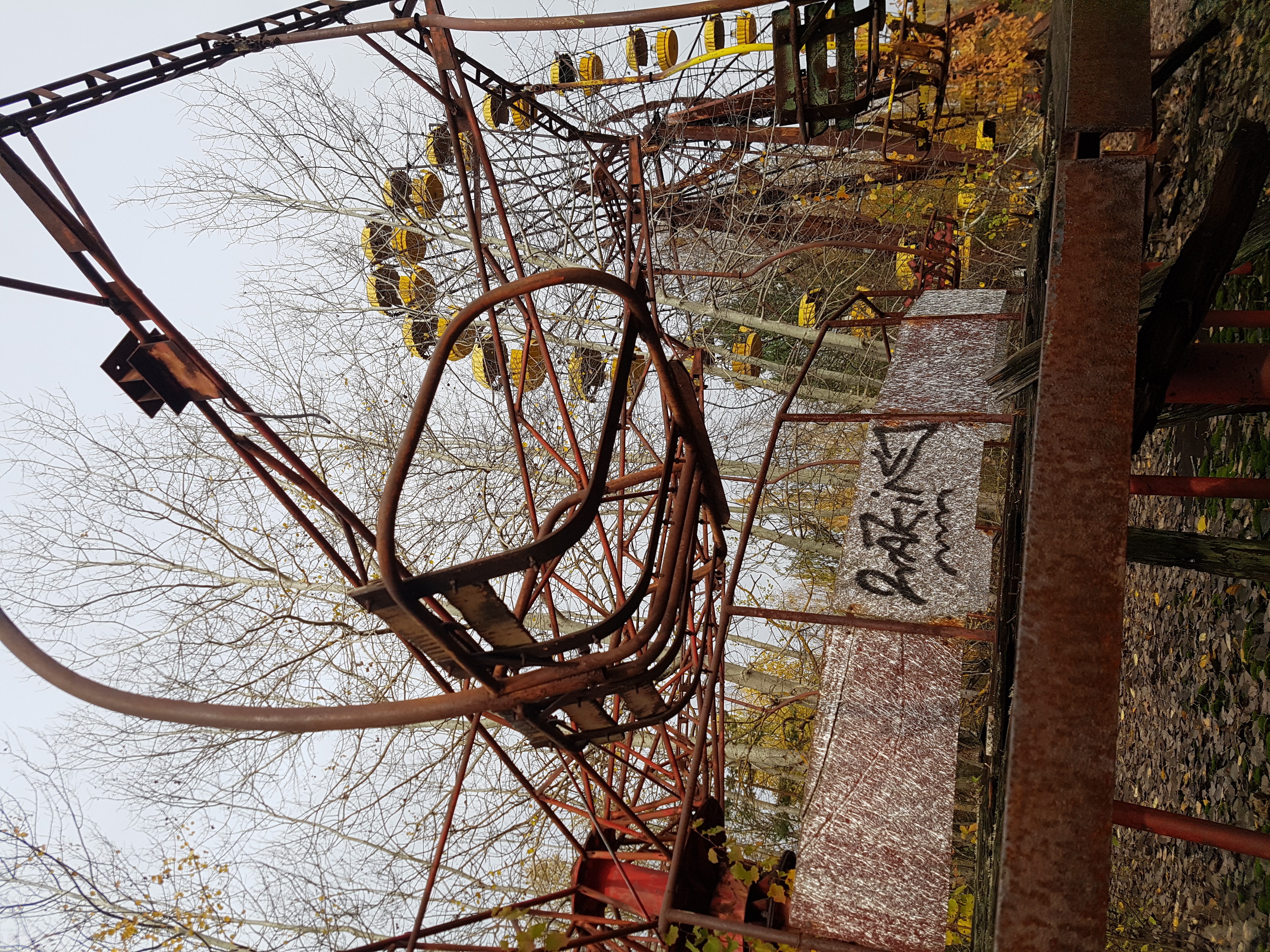 Rostiger Autoscooter und Riesenrad in Prypjat