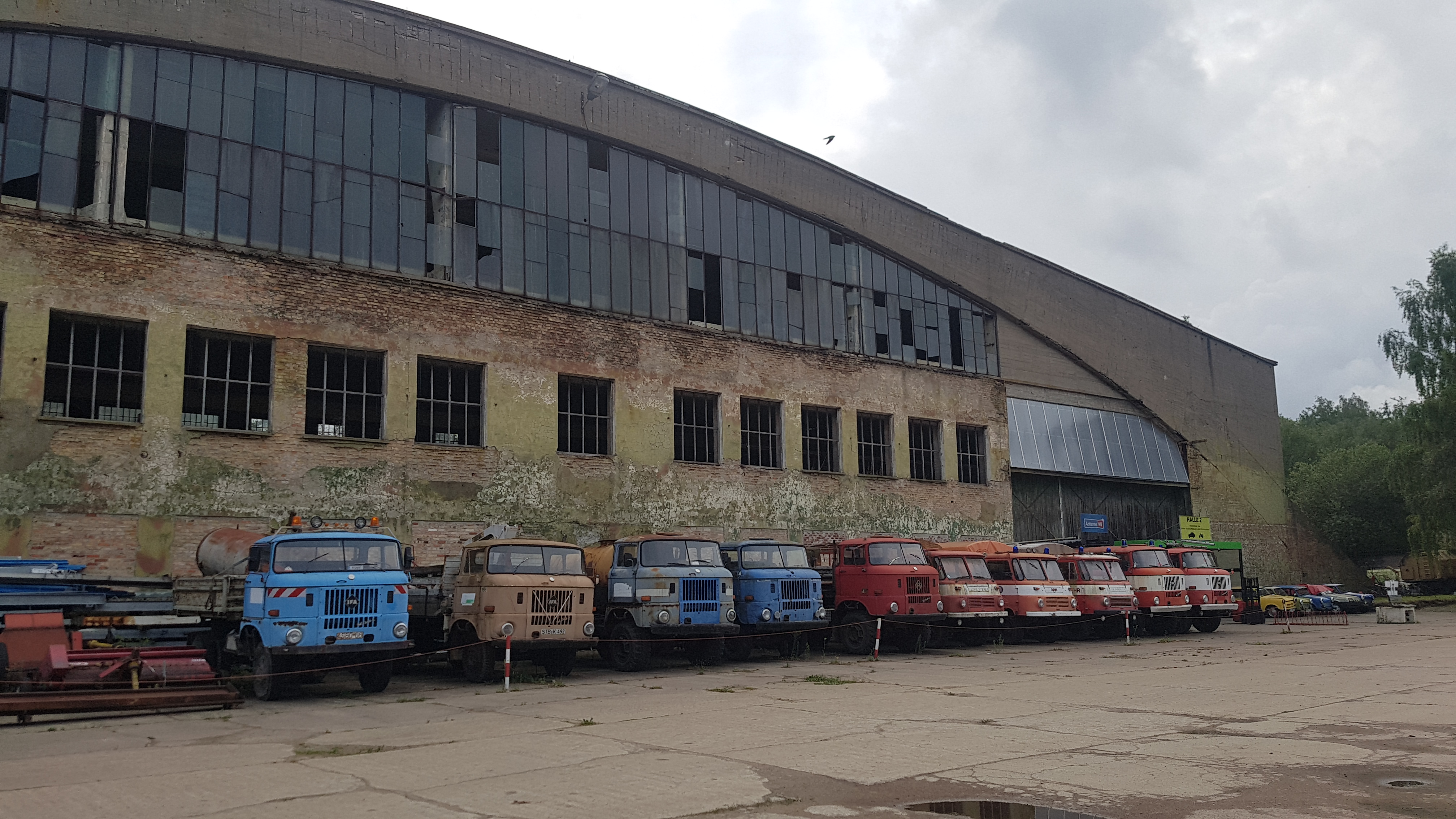 Alte LKWs vor der Halle beim Lost in MV Event